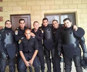   مصر اليوم - رجال المفرقعات في سوهاج يفحصون حقيبة للإشتباه في وجود متفجرات بداخلها