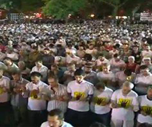   مصر اليوم - أنصار مرسي يتعهدون بمواصلة التظاهر رفضًا لالانقلاب العسكري