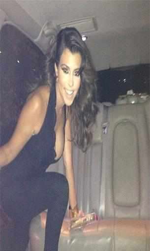   مصر اليوم - كورتني كارداشيان تتألّق بزيّ أسود في لاس فيغاس