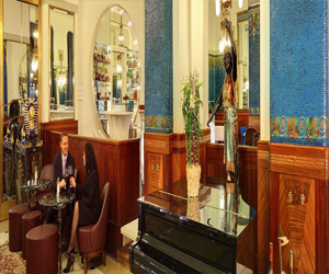 مصر اليوم - عازفة بيانو جديدة للترفيه عن الضيوف في مطعم كري