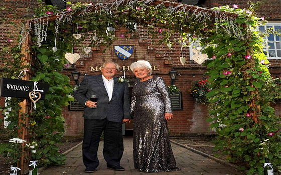 مصر اليوم - مُسنَّان يتزوجان مرة أخرى بعد طلاق استمر 48 عامًا