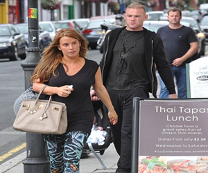   مصر اليوم - واين روني يحمل طفله الجديد ليسمح لزوجته بالتسوق بحُريّة