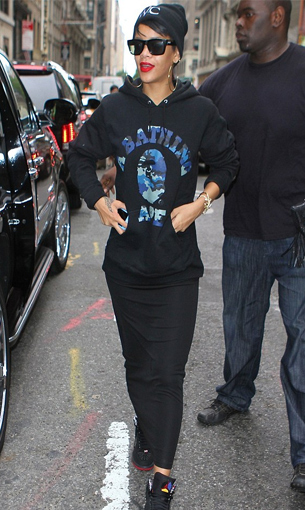   مصر اليوم - ريهانا تخفي منحنيات جسدها بزي أسود