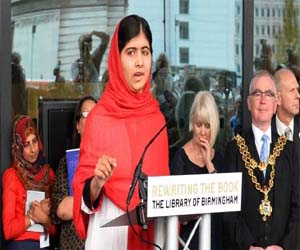   مصر اليوم - الناشطة الباكستانية ملالا يوسف تفتتح مكتبة في إنجلترا
