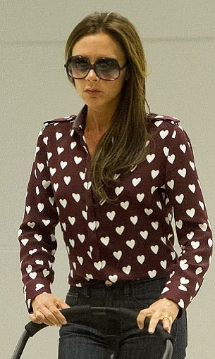   مصر اليوم - فيكتوريا بيكهام تتألق بقميص بني منقوش بالقلوب