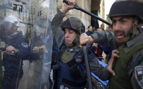   مصر اليوم - اشتباكات عنيفة بين المُصلّين الفلسطينيين وقوات الاحتلال على أبواب الأقصى