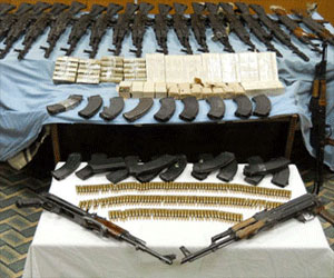   مصر اليوم - أمن الإسكندرية يداهم ورشة لتصنيع الأسلحة ويعثر بها علي سلاح وقنبلة يدوية