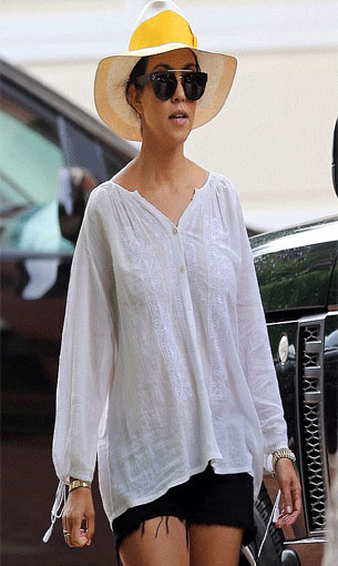   مصر اليوم - كورتني كارداشيان تعود لابنتها بعد عطلة ساخنة