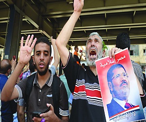   مصر اليوم - أنصار مرسي يتظاهرون أمام القنصلية الأميركية مطالبين بعودة الرئيس الشرعي