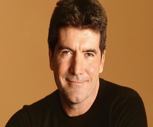 مصر اليوم - نجم تلفزيون الواقع البريطاني سايمون كاول سيرزق بصبي