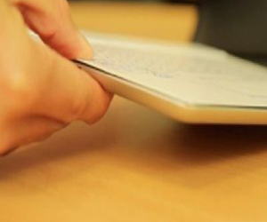   مصر اليوم - ابتكار لوحة مفاتيح في سمك الورقة تعمل مع الهواتف الذكية والتابليت