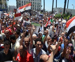   مصر اليوم - أنصار مرسي يتظاهرون أمام القنصلية الفرنسية في الإسكندرية