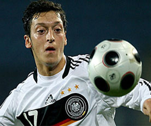   مصر اليوم - أوزيل يعد جماهير المدفعجية بالعودة إلى منصة التتويج