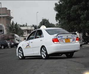   مصر اليوم - مستقلو سيارة أجرة يجردون طبيباً من متعلقاته ويلقونه على الطريق