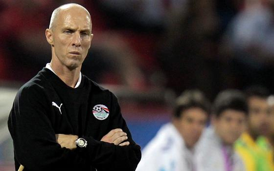   مصر اليوم - الغضب يجتاح الجهاز الفني للمنتخب المصري بقيادة الأميركي بوب برادلي