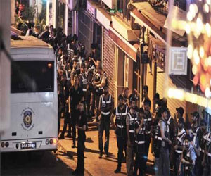   مصر اليوم - الإخوان في دمياط يحاصرون مستشفى الأزهر غضبًا لمقتل أحد المؤيّدين لمرسي