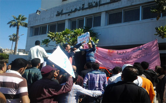 مصر اليوم - مدينة الأثاث المصرية تُحتضَر وحرفيُّوها يرفعون الأعلام السوداء على ورشهم