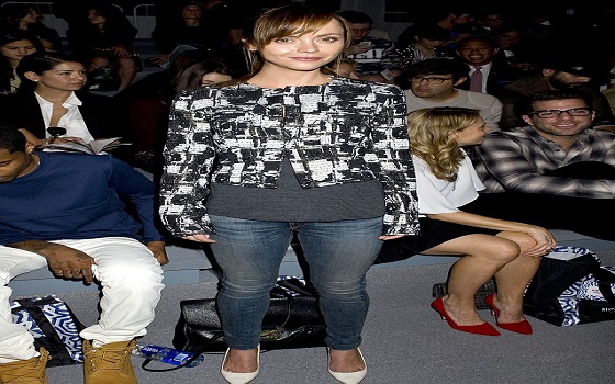 مصر اليوم - كريستينا ريتشي ساحرة بسترة سوداء وبيضاء و بنطلون جينز ضيق