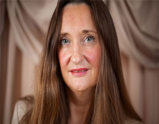   مصر اليوم - عارضة أزياء ملابس داخلية لا تجد عملاً