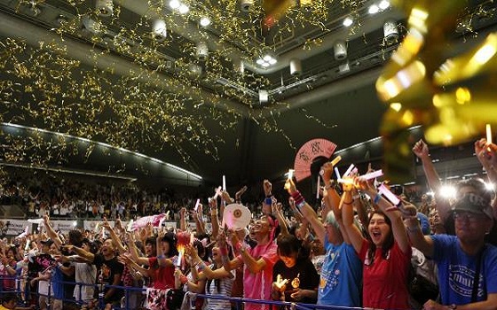   مصر اليوم - تسونامي الاحتفالات يجتاح اليابان ودموع الفرح تسيطر على الجماهير الغفيرة