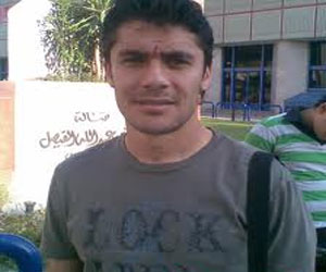 مصر اليوم - أحمد حسن يدعم طفلاً أُصيب في محاولة اغتيال وزير الداخلية