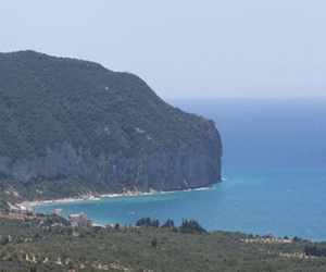   مصر اليوم - شاطئ العيسوية ينبض بالكنوز الجمالية