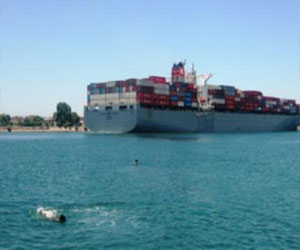   مصر اليوم - تدابير أمنية مشددة لتأمين الملاحة في قناة السويس