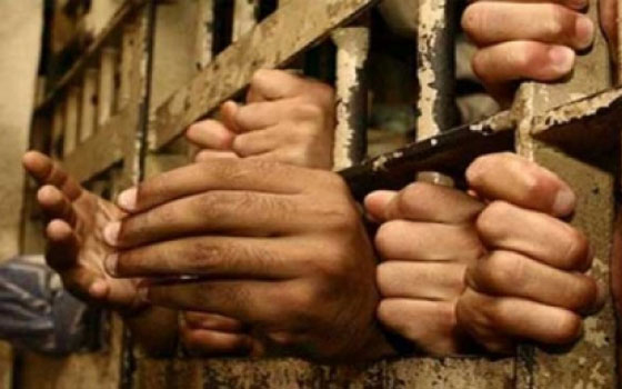   مصر اليوم - محاولات تبذلها الادارة لقمع العصيان و تهديدات باقتحام سجن حمص