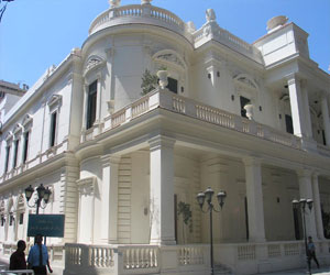   مصر اليوم - جسم غريب يُصيب العاملين في الثقافي الأميركي بالذعر