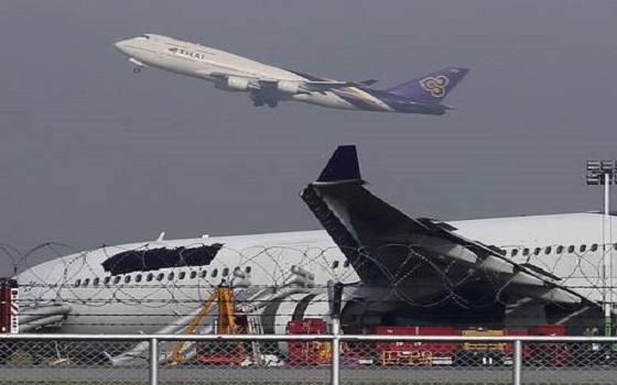   مصر اليوم - انزلاق طائرة تايلاندية على المدرج في بانكوك يسفر عن إصابة 13 راكبًا