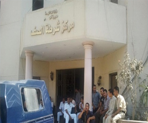 مصر اليوم - ضبط 5 من الإخوان اقتحموا قسم شرطة الصف