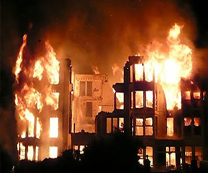   مصر اليوم - إخماد حريق هائل في برج سكني في سوهاج