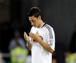   مصر اليوم - والد الألماني مسعود أوزيل يشن حربًا شرسة على فلورنتينو رئيس الريال ويتهمه بالجشع