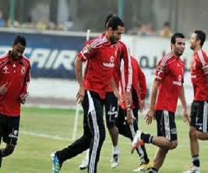   مصر اليوم - وصول بعثة الأهلي إلى الغردقة استعدادًا لمباراة القمة