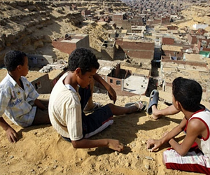   مصر اليوم - سكان مقابر زين العابدين يبحثون عن إنسانيتهم