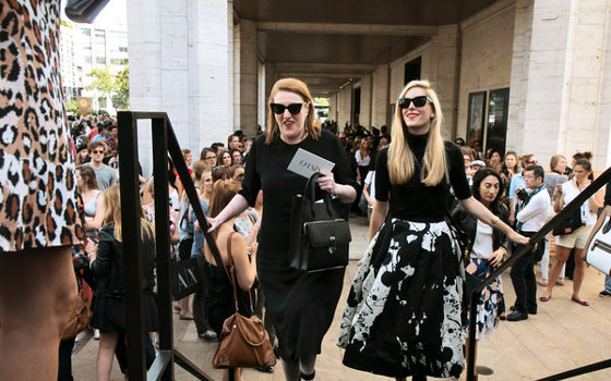 مصر اليوم - غليندا بيلي تقوم بمطاردة الأزياء الجريئة في أسبوع لندن للموضة 2013