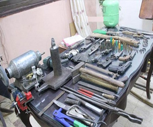   مصر اليوم - ﺿﺒﻂ ﻭﺭﺷﺔ ﻟﺘﺼﻨﻴﻊﺍﻷﺳﻠﺤﺔ في ﺴﻮﻫﺎﺝ