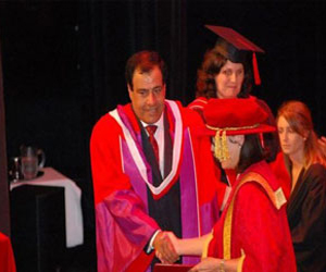 مصر اليوم - طبيب عربي يحصل على الدكتوراة الفخرية من أقدم جامعة كندية