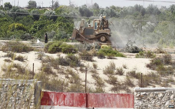   مصر اليوم - الجيش المصري يواصل عملياته العسكرية في سيناء ويقصف معاقل المسلحين