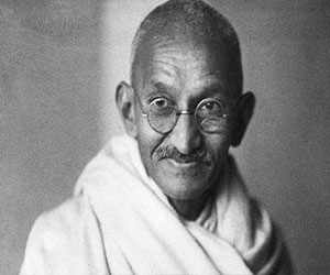   مصر اليوم - الدفاع عن المتهمين بالاغتصاب في دلهي يستشهد بأقوال غاندي