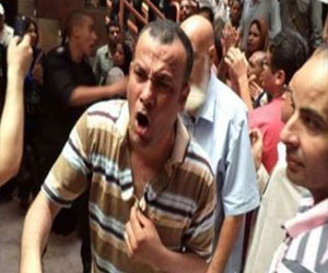   مصر اليوم - مشاجرة بين أنصار مرسي  ومبارك أثناء المحكمة