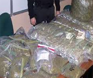   مصر اليوم - ضبط عاطلين  بمواد مخدرة في البحر الأحمر