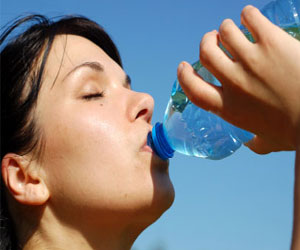 مصر اليوم - شرب المياة من الزجاجة إلى ظهور التجاعيد