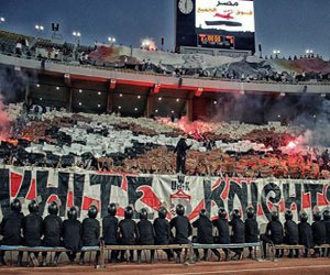   مصر اليوم - الوايت نايتس تحمل لافتة في مطار الغردقة تطالب الزمالك بالفوز