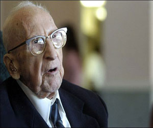   مصر اليوم - وفاة أكبر رجل معمر في العالم عن عمر 112 سنة