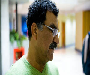   مصر اليوم - محمد عبلة يمارس الرسم فى لجنة الخمسين