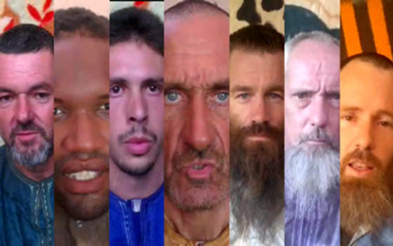   مصر اليوم - القاعدة يبث شريط فيديو لرهائن غربيين محتجزين لدى التنظيم