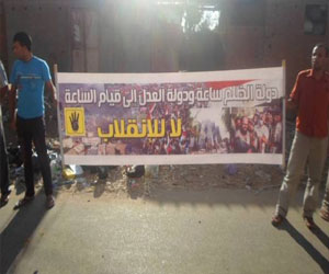   مصر اليوم - مؤيدو مرسي يواصلون فعالياتهم بسلاسل بشرية في الدقهلية