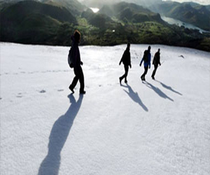 مصر اليوم - تذكرة جديدة للتزلج في بلدة فيلوالأودية الثلاثة في أوروبا