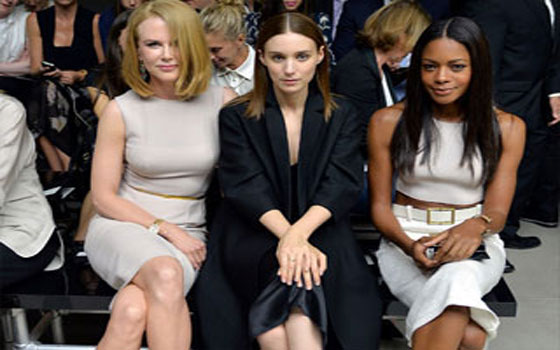 مصر اليوم - كيدمان تحافظ على إطلالتها الرائعة وحسها الفكاهي